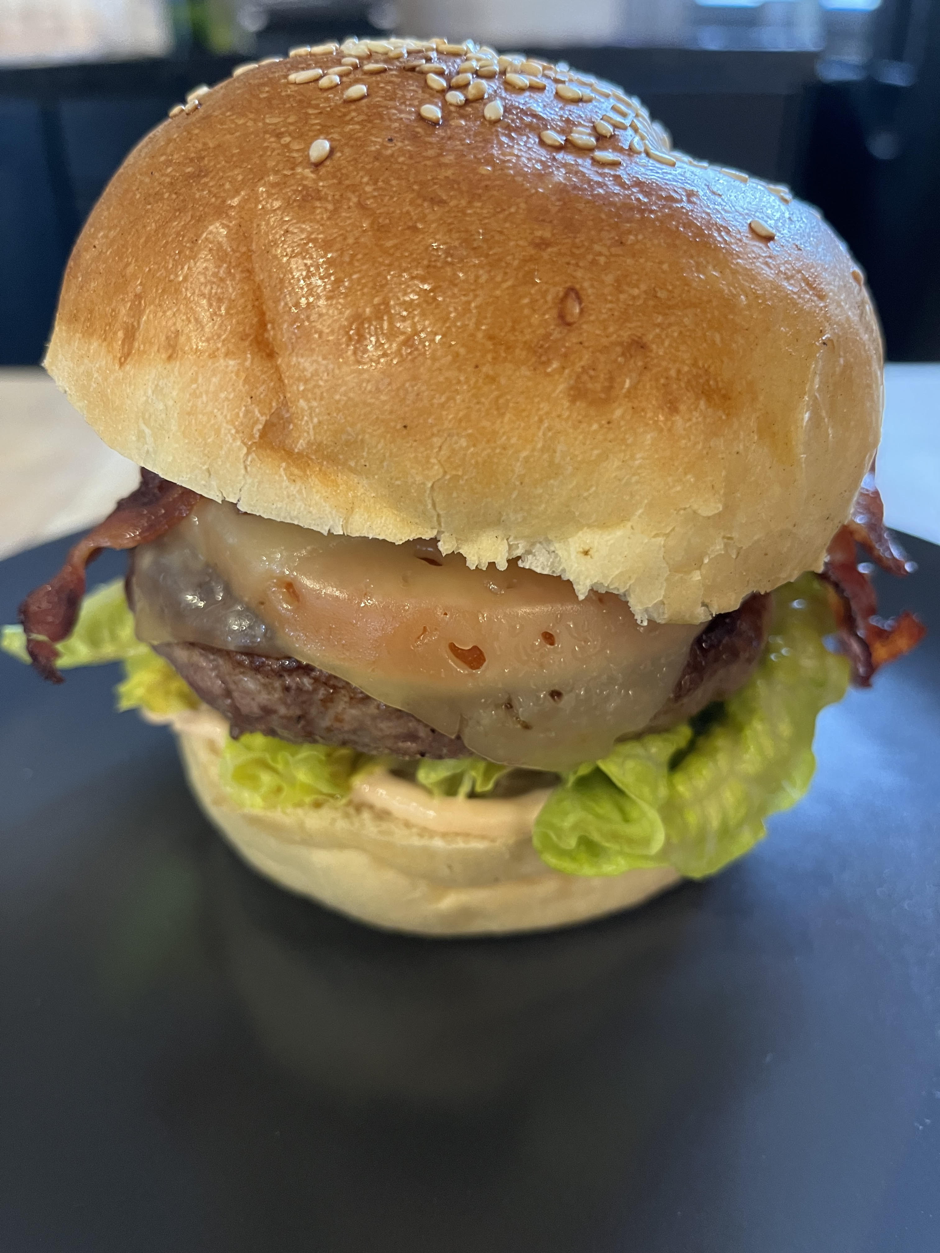 Le Big Burger de Fifi avec ou sans bacon , pommes allumettes.
