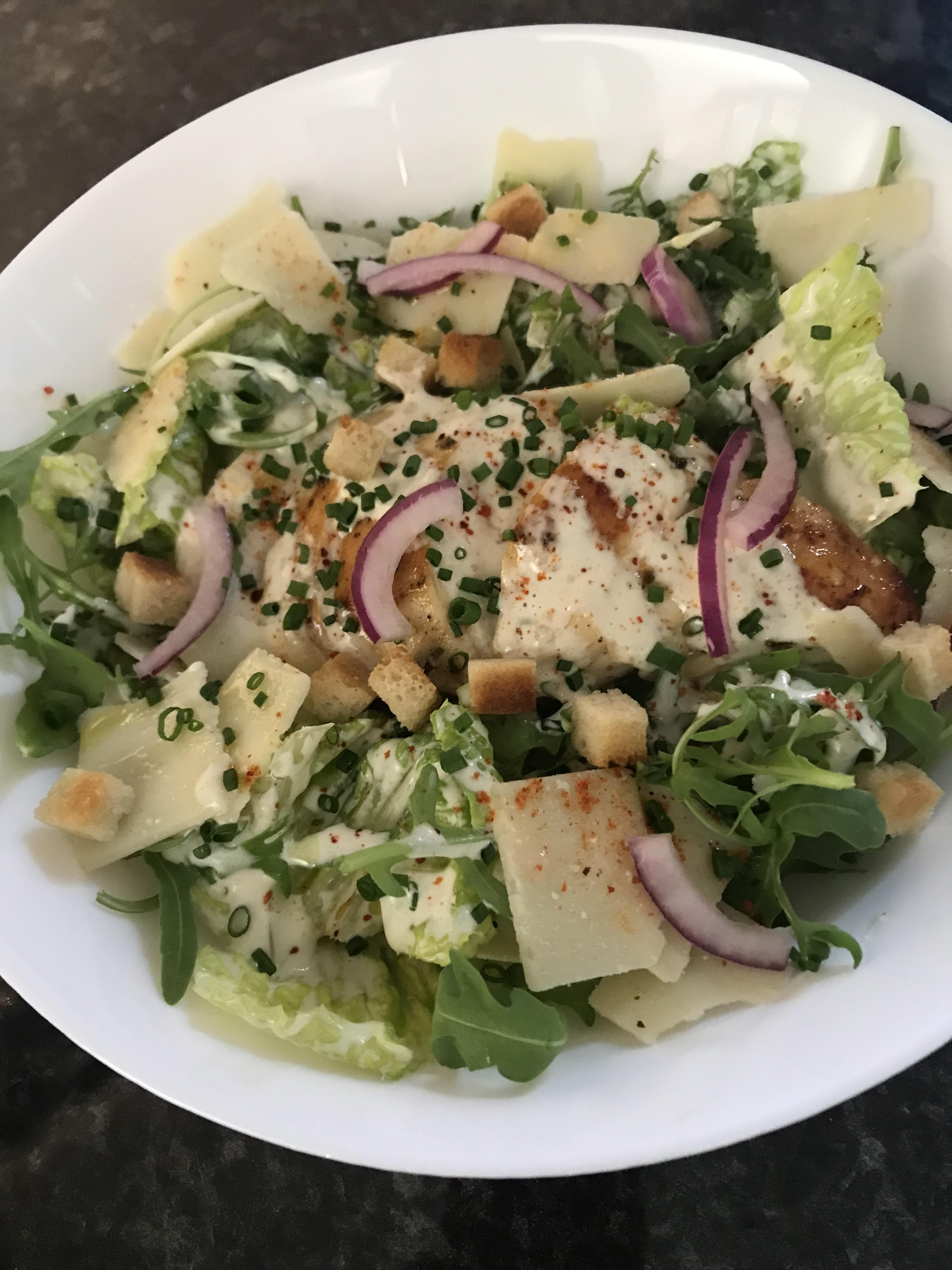 Salade César au poulet grillé