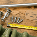 Tringle rideau sous pente supports et outils sur plan de travail