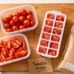 Congélation tomate crue : tomates en cubes prêts au congélateur