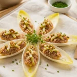 Feuilles d'endives garnies pour apéro, rillettes de thon et ciboulette