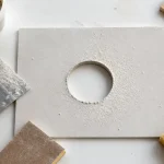 Reboucher trou scie cloche placo avant/après, enduit et ponçage pour résultat invisible