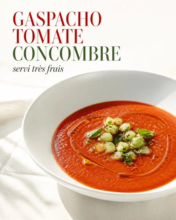 Recette gaspacho tomate concombre servie très fraîche dans un bol avec basilic et dés de concombre
