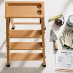 Escabeau bois sur carrelage, avec patins antidérapants et tablette