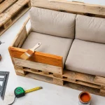 Palette en meuble : outils et finitions sur palette bois démontée
