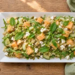 Salade composée facile et originale melon, quinoa, feta et menthe sur fond clair